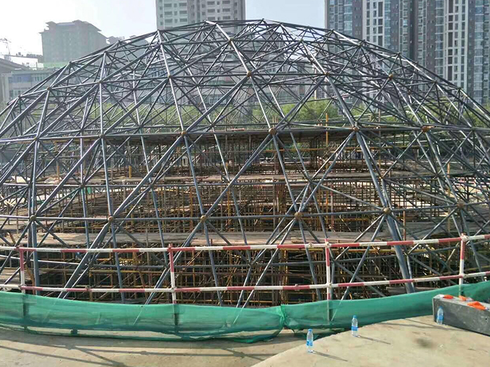 二连浩特球形网架钢结构施工